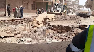 بعد كسره مرتين.. محافظة سوهاج توضح سبب كسر خط المياه في طما (صور)