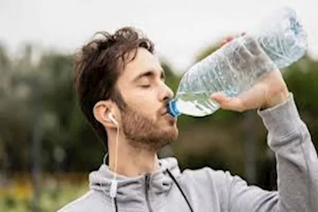 5 أخطاء صحية شائعة عند شرب الماء.. احذرها قد تضر بجسمك 