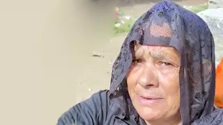 "مش عايزة أموت في الشارع".. بكاء مسنة طردها ابنها من المنزل بالمنوفية