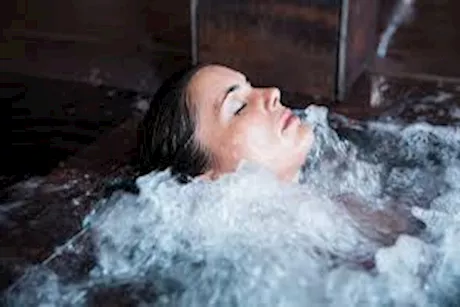 الاستحمام بالماء الساخن مقابل حمامات الثلج.. أيهما أفضل لتعافي العضلات؟