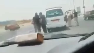 "ضربني بالشبشب وأنا صائم".. اعتداء سائق ميكروباص على مسن بطريق "الفيوم - القاهرة" -فيديو وصور