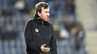 كاميرا مخفية داخل غرف الملابس.. فضيحة تنهي مسيرة مدرب تشيكي