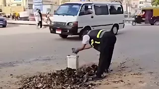 محافظ الشرقية يُشيد برجل مرور تدخل لرفع ناتج أعمال إصلاح في أبو حماد- صور