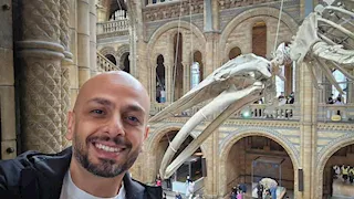 أحمد مراد يتجول بين الديناصورات في متحف التاريخ الطبيعي بلندن