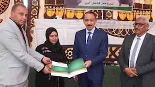 محافظ سوهاج يسلم 20 شيك زواج و15 رأس ماشية للأسر الأولى بالرعاية