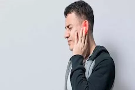 سبب طنين الأذن عند الكلام- هل له دلالات خطيرة؟- استشاري يوضح