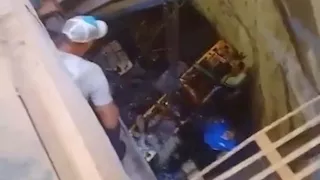 بطولة تحت الأرض.. مسعفان ينقذان عاملاً من بئر صرف صحي بأسيوط -صور 