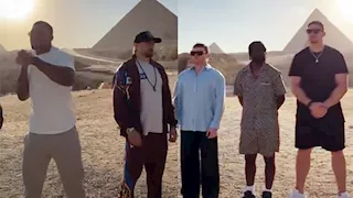 وسط نجوم الملاكمة.. تركي آل الشيخ يروج لموقعة أهرامات الجيزة