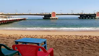 ممنوع السباحة في العجمي.. تعرف على حالة البحر بشواطئ الإسكندرية- صور