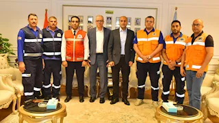 محافظ أسيوط يكرم طاقم إسعاف لإنقاذ عامل من بئر صرف صحي 