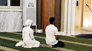 ركعتان وصدقة.. بداية مختلفة لعروسين داخل مسجد في بني مزار بالمنيا