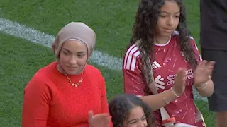 ماذا فعلت زوجة محمد صلاح في وداعه الأخير بليفربول؟
