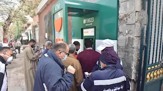 مصراوي يرصد عدم توافر السيولة المالية بماكينات الـ ATM بالجيزة