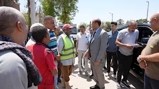 محافظ أسيوط يكرّم عمال النظافة ويوزع عليهم هدايا بمناسبة عيد الأضحى