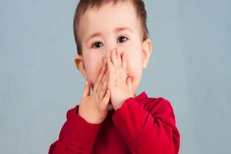 متى يصبح تأخر الكلام عند الطفل خطرًا؟ استشاري تخاطب يجيب