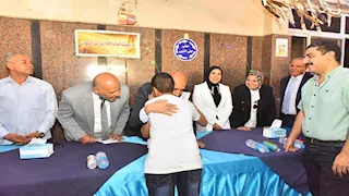 محافظ أسيوط يشارك الأيتام فرحة عيد الأضحى ويوزع الهدايا بدور الرعاية (صور)