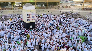 مشاهد من توافد حجاج بيت الله الحرام إلى عرفات
