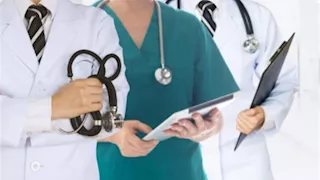 الأطباء تعليقًا على جدل "سعر الفيزيتا": العلاج مسؤولية الدولة.. ونحسن ضعف رواتبنا