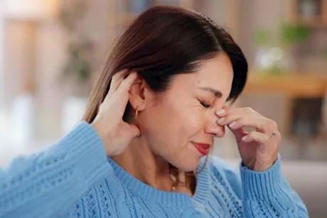 احذر ألم العين مع الأذن- علامة تحذيرية على الإصابة بهذا المرض