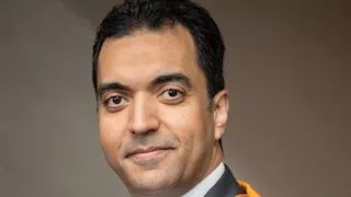 محمد الألفي أول مصري يرأس الكلية الملكية لجراحي العيون ببريطانيا