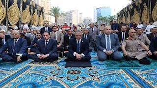 عقب أداء صلاة العيد.. محافظ الجيزة يتبادل التهاني مع المواطنين ويشدد على انتظام الخدمات