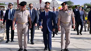متحدث الرئاسة ينشر صور أداء الرئيس السيسي صلاة العيد بالعاصمة الجديدة
