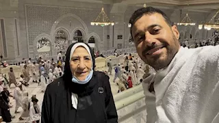 بالصور.. أحمد السعدني يؤدي مناسك الحج بصحبة والدته
