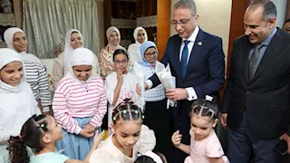 محافظ الجيزة يشارك فتيات مؤسسة الرعاية الاجتماعية بإمبابة فرحة عيد الأضحى 