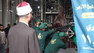 بيت الزكاة يبدأ ذبح الأضاحي وتوزيع لحوم الصكوك 