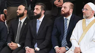 حقائب "باليستية" تحيط بالشرع خلال صلاة العيد في حلب- صور وفيديو