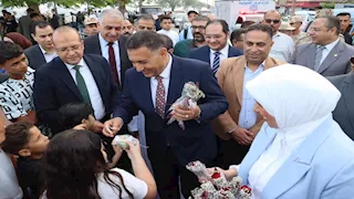 محافظ القليوبية يشارك المواطنين فرحة العيد بكورنيش بنها ويوزع الورود والهدايا- صور