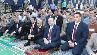 محافظ بني سويف يؤدي صلاة عيد الأضحى ويهنئ الأهالي والقيادات التنفيذية- صور