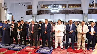 وسط حضور جماهيري.. محافظ الإسماعيلية يؤدي صلاة العيد بمجمع الشهداء الإسلامي- صور