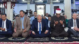 محافظ الإسكندرية يشارك المواطنين صلاة عيد الأضحى بمسجد سيدي جابر (صور)