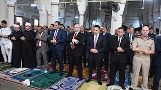 محافظ الفيوم يؤدي صلاة عيد الأضحى بمسجد ناصر الكبير وسط المواطنين- فيديو وصور