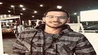 ترك التدريس وجدارياته تزين ميادين البحيرة.. من هو صاحب مجسم الغوريلا الحمراء؟