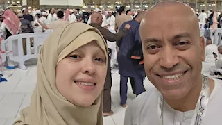 سامح حسين يشارك صورا مع زوجته من الحرم المكي ويعلق: "إنهاردة العيد بتاعي"