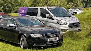 فيديو وصور.. فلاح إنجليزي يلطخ السيارات الفاخرة بمخلفات البهائم 