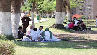 بالصور.. إقبال كثيف على الحديقة الدولية بالقاهرة في ثاني أيام عيد الأضحى