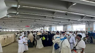 بعثة الحج السياحي: انتظام تفويج الحجاج إلى الجمرات واستقرار الخدمات بمخيمات منى