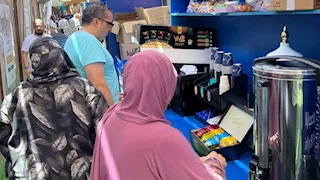 طعام ومشروبات ومثلجات.. خدمات متواصلة لحجاج السياحة داخل مخيمات منى