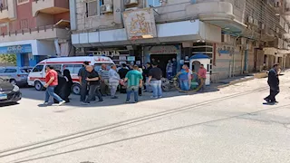 بالصور- لحظة خروج جثمان والدة الفنان أحمد حلمي من المستشفى دار الطب ببنها