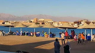 شاطئ القمر يخطف الأنظار.. إقبال كثيف على شواطئ جنوب سيناء في ثالث أيام العيد