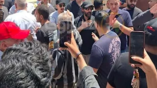 بالفيديو والصور- حزن وتأثر الفنان أحمد حلمي أثناء تشييع جثمان والدته في بنها   