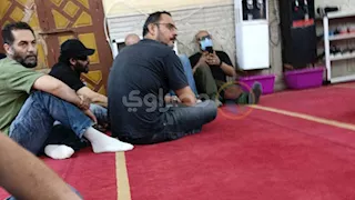 دموع وانكسار.. الحزن يسيطر على أحمد حلمي قبل جنازة والدته في بنها- صور