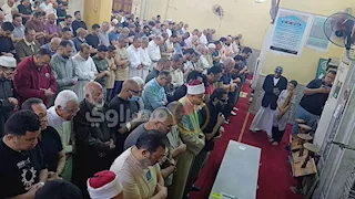 الفنان يؤم المصلين.. 25 صورة من جنازة والدة أحمد حلمي ببنها
