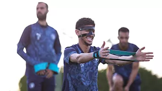 أحمد عاطف يظهر بقناع واقٍ في مران بيراميدز استعدادًا لسيراميكا