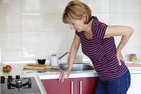 سبب ألم أسفل الظهر بعد الأكل- طبيب يوضح أبرز الأمراض المحتملة