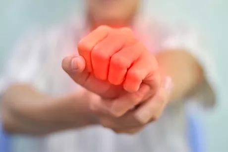 ما سبب تورم أصابع اليد في الصيف؟- طبيب يوضح طرق التعامل معه
