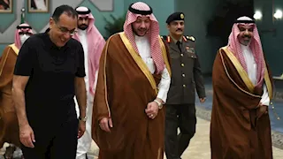 رئيس الوزراء يغادر المدينة المنورة بعد زيارة المسجد النبوي